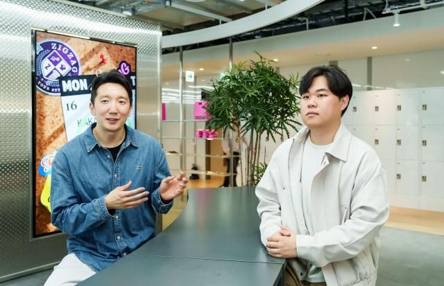 카카오스타일의 소성운 AI 검색 총괄리더(좌)와 윤대희 DS팀 팀장(우)이 최근 경기도 판교 카카오스타일 사무실에서 아주경제 기자와 만나 인터뷰하고 있다. [사진=AWS코리아]