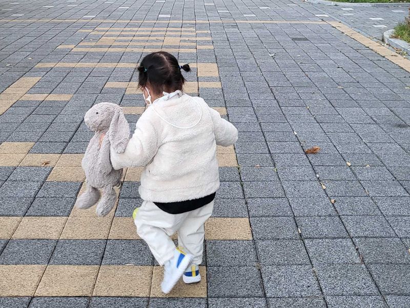 애착인형을 손에 꼬옥 쥐고 하원중인 플로의 딸. 어린이집 가방을 메고 찍고 싶었지만 끝끝내 거부했다고 한다.